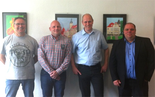 SAP Electronic AG wird Schweizer Distributor für Orgasoft.NET, im Bild Felix Hochapfel (Signum) und Georg Brunner (SAP