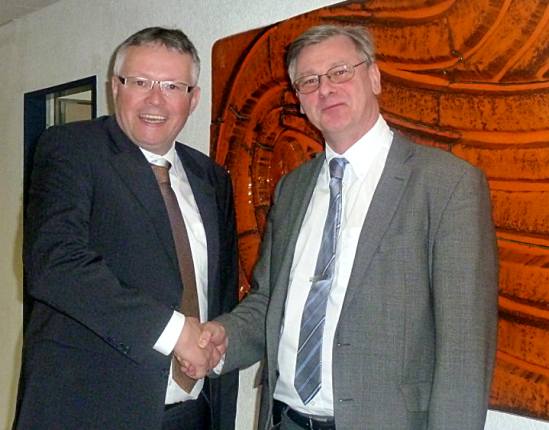 SAP Electronic AG wird Schweizer Distributor für Orgasoft.NET, im Bild Felix Hochapfel (Signum) und Georg Brunner (SAP