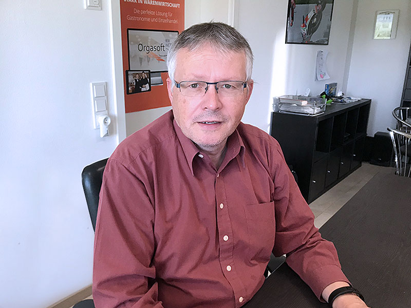 Signum Warenwirtschaftssysteme Chef Felix Hochapfel im Homeoffice